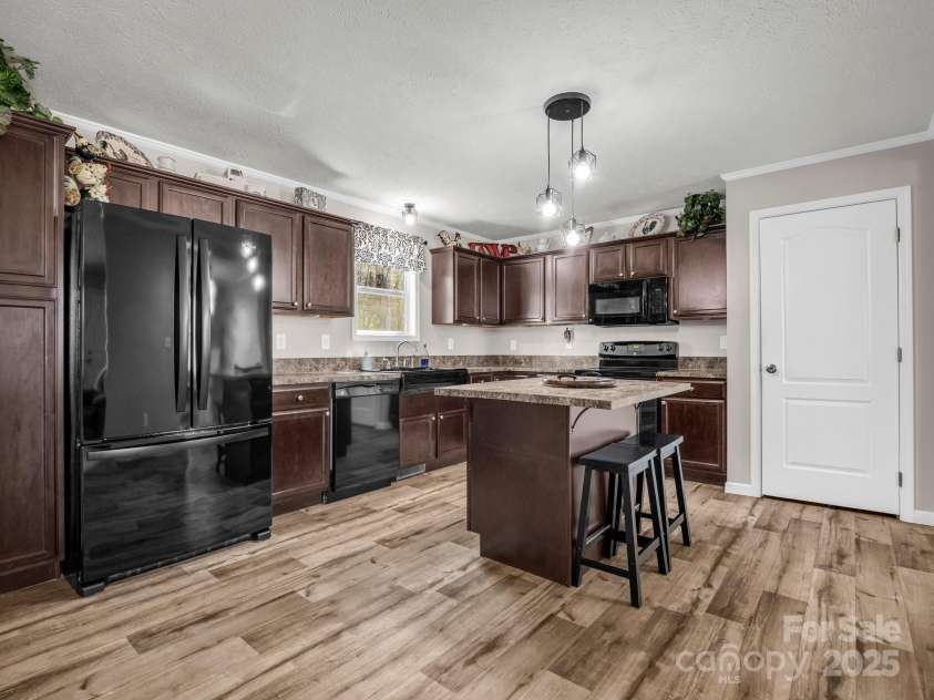 981 Gilliam Mountain Road, Hendersonville, NC 28792.  MLS# CAR4227798, YatesRealty ID 4810. Kitchen