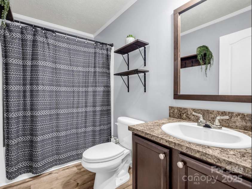 981 Gilliam Mountain Road, Hendersonville, NC 28792.  MLS# CAR4227798, YatesRealty ID 4810. Second Bathroom, tub/shower combo