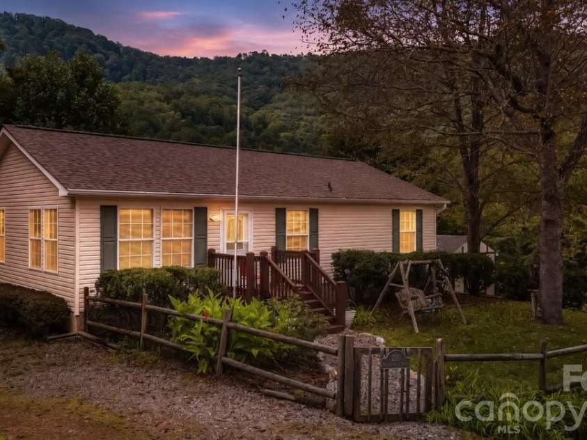 220 Powderhorn Drive, Waynesville, NC 28786.  MLS# CAR4419186, YatesRealty ID 48100. 