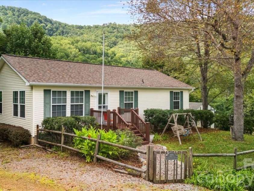 220 Powderhorn Drive, Waynesville, NC 28786.  MLS# CAR4419186, YatesRealty ID 48100. 
