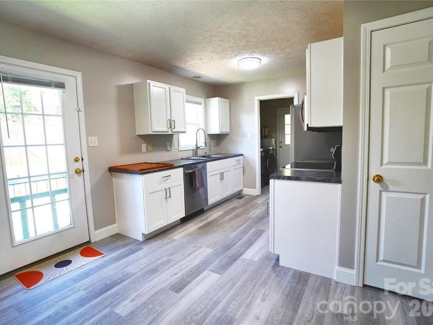 43 Moore Avenue, Asheville, NC 28806.  MLS# CAR4408309, YatesRealty ID 48101. 