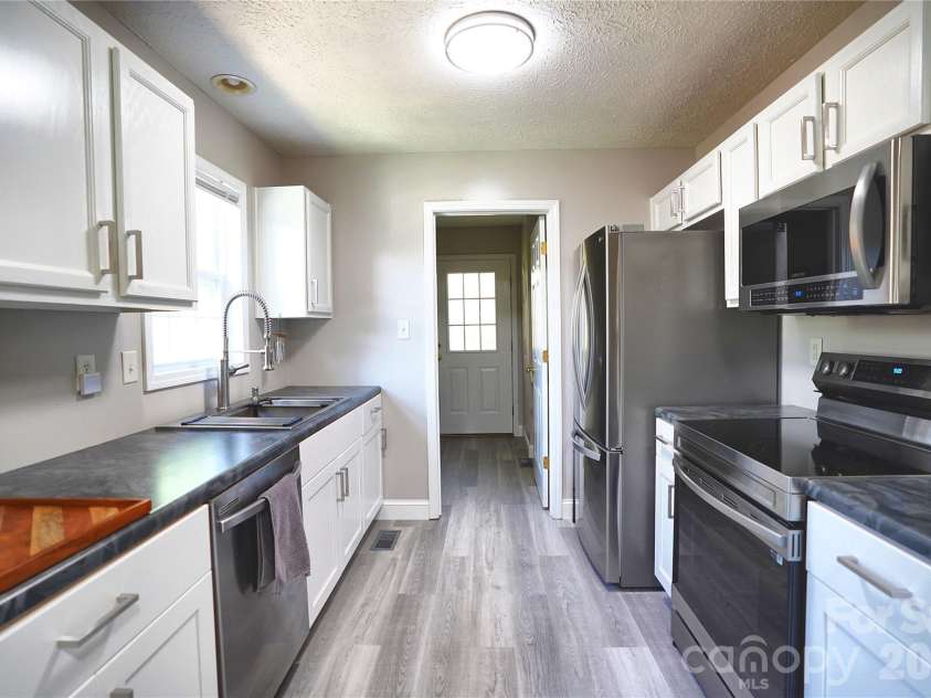 43 Moore Avenue, Asheville, NC 28806.  MLS# CAR4408309, YatesRealty ID 48101. 