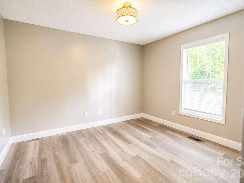 43 Moore Avenue, Asheville, NC 28806.  MLS# CAR4408309, YatesRealty ID 48101. 