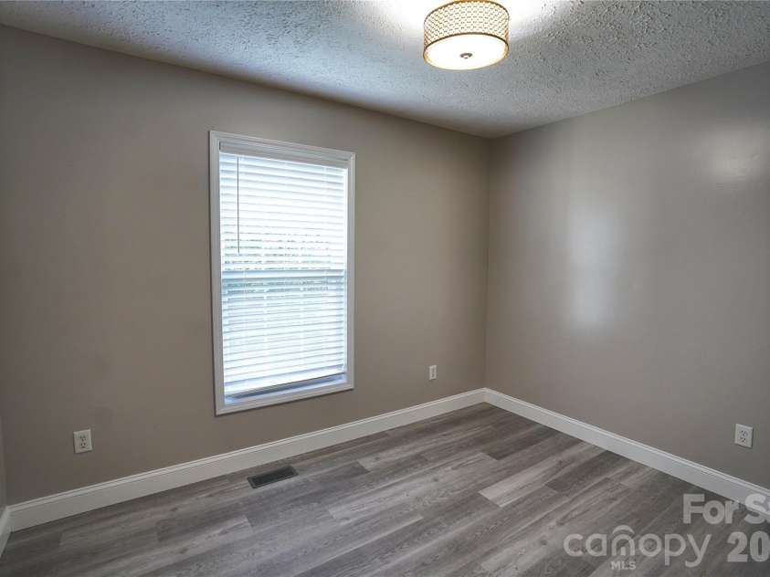 43 Moore Avenue, Asheville, NC 28806.  MLS# CAR4408309, YatesRealty ID 48101. 