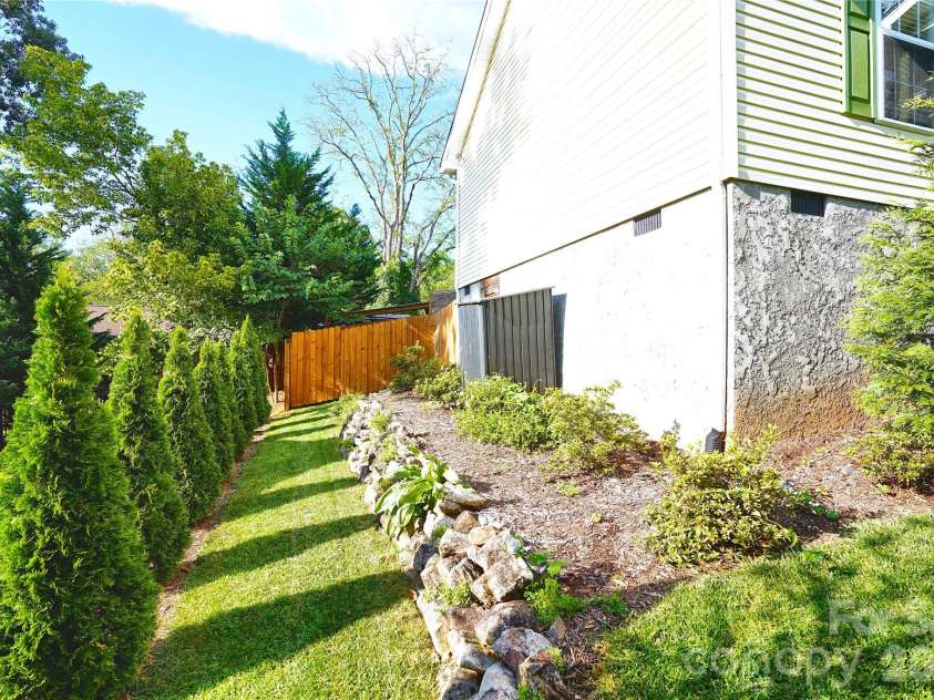 43 Moore Avenue, Asheville, NC 28806.  MLS# CAR4408309, YatesRealty ID 48101. 