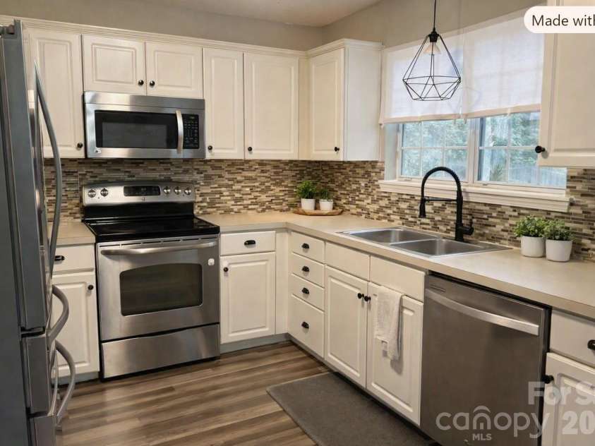 9206 Rotherham Lane, Charlotte, NC 28216.  MLS# CAR4419892, YatesRealty ID 48102. Kitchen