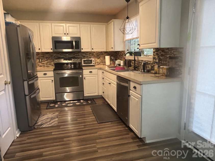 9206 Rotherham Lane, Charlotte, NC 28216.  MLS# CAR4419892, YatesRealty ID 48102. Kitchen made for cooking