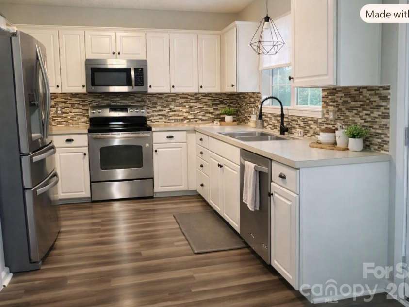 9206 Rotherham Lane, Charlotte, NC 28216.  MLS# CAR4419892, YatesRealty ID 48102. Pretty glass backsplash