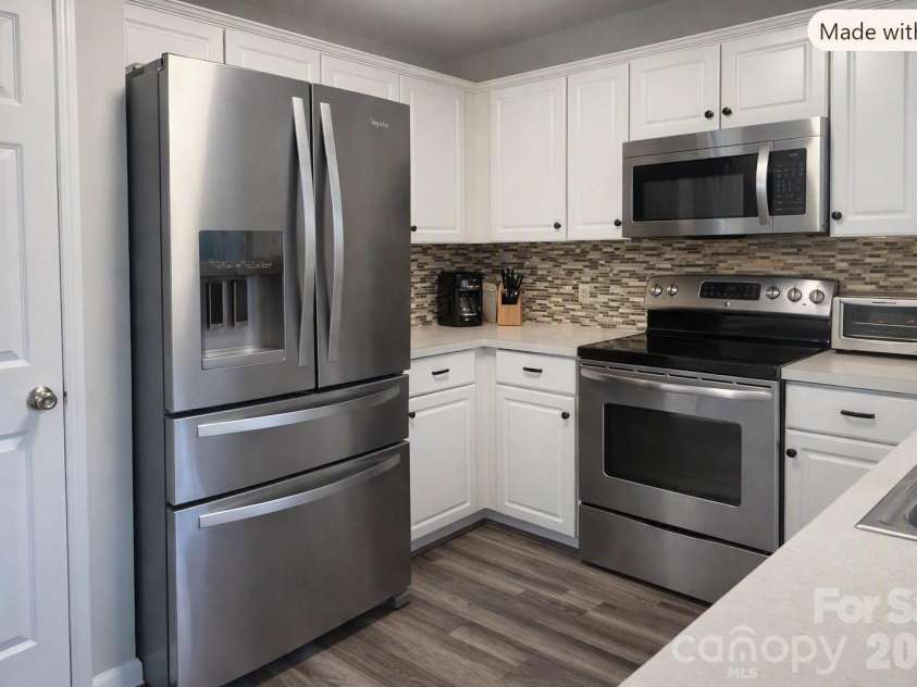 9206 Rotherham Lane, Charlotte, NC 28216.  MLS# CAR4419892, YatesRealty ID 48102. Stainless Steel appliances