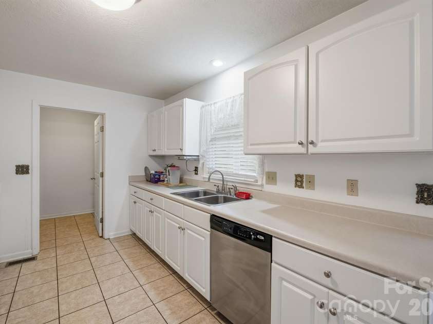 5406 Winding Oak Drive, Hickory, NC 28602.  MLS# CAR4360279, YatesRealty ID 48103. 