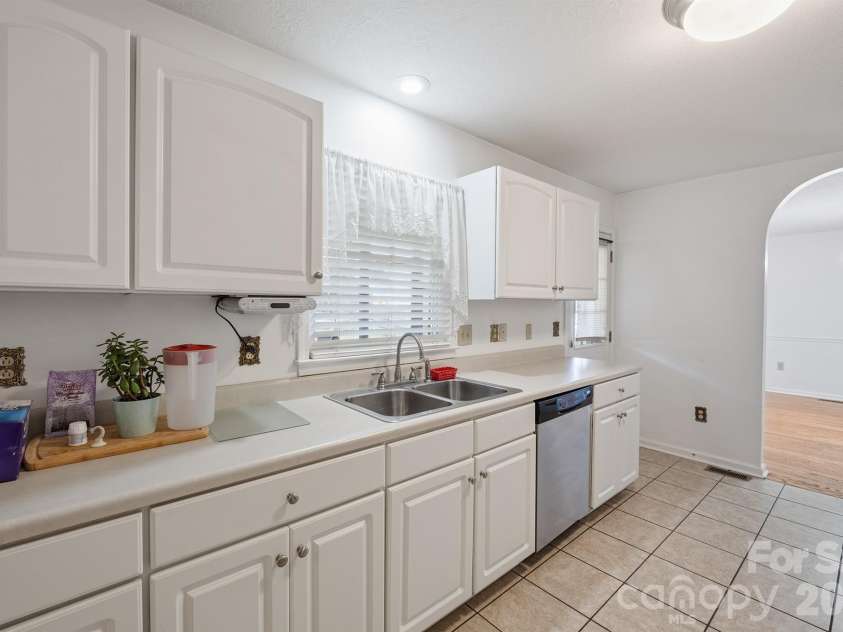 5406 Winding Oak Drive, Hickory, NC 28602.  MLS# CAR4360279, YatesRealty ID 48103. 