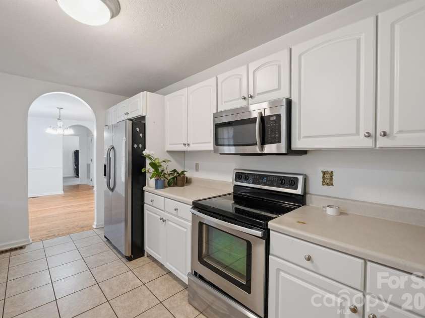 5406 Winding Oak Drive, Hickory, NC 28602.  MLS# CAR4360279, YatesRealty ID 48103. 