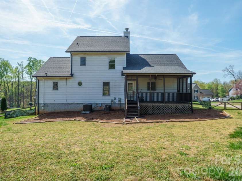5406 Winding Oak Drive, Hickory, NC 28602.  MLS# CAR4360279, YatesRealty ID 48103. 