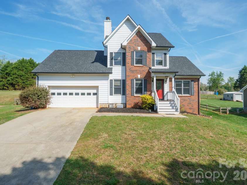 5406 Winding Oak Drive, Hickory, NC 28602.  MLS# CAR4360279, YatesRealty ID 48103. 