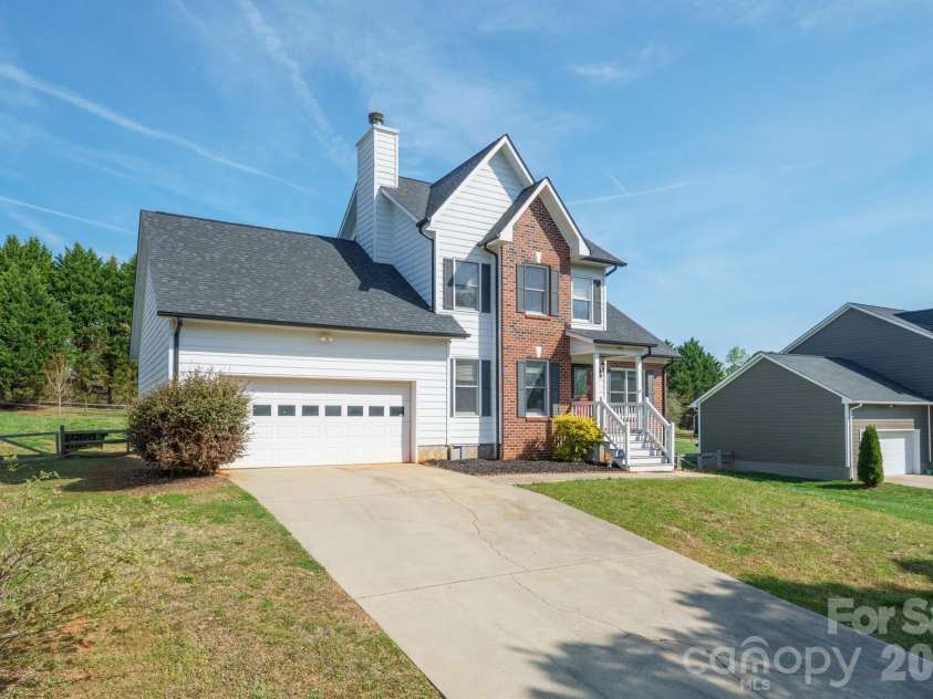 5406 Winding Oak Drive, Hickory, NC 28602.  MLS# CAR4360279, YatesRealty ID 48103. 