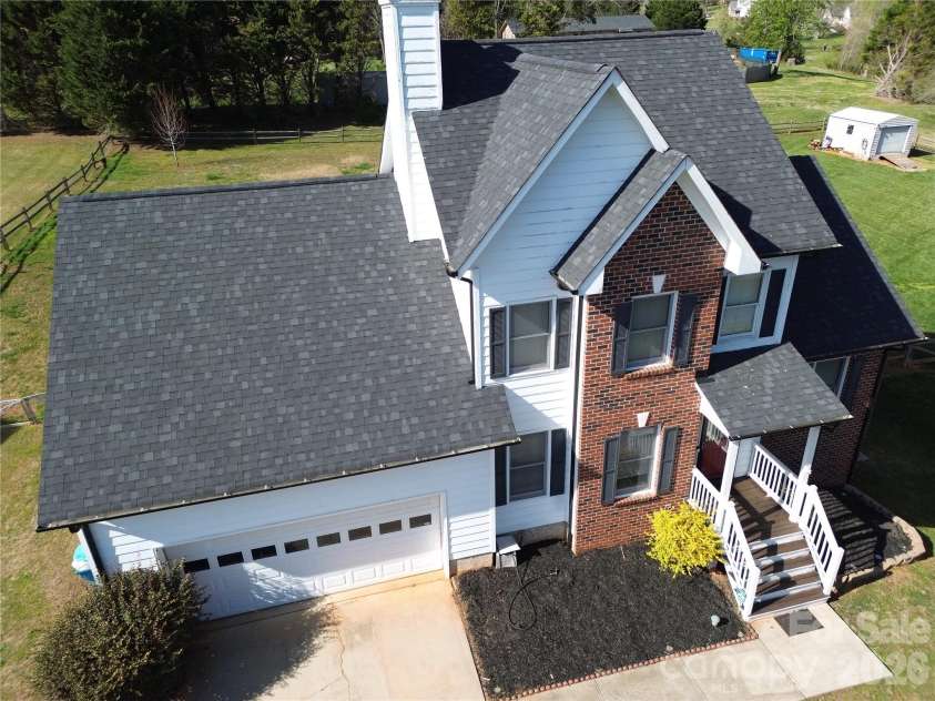 5406 Winding Oak Drive, Hickory, NC 28602.  MLS# CAR4360279, YatesRealty ID 48103. 