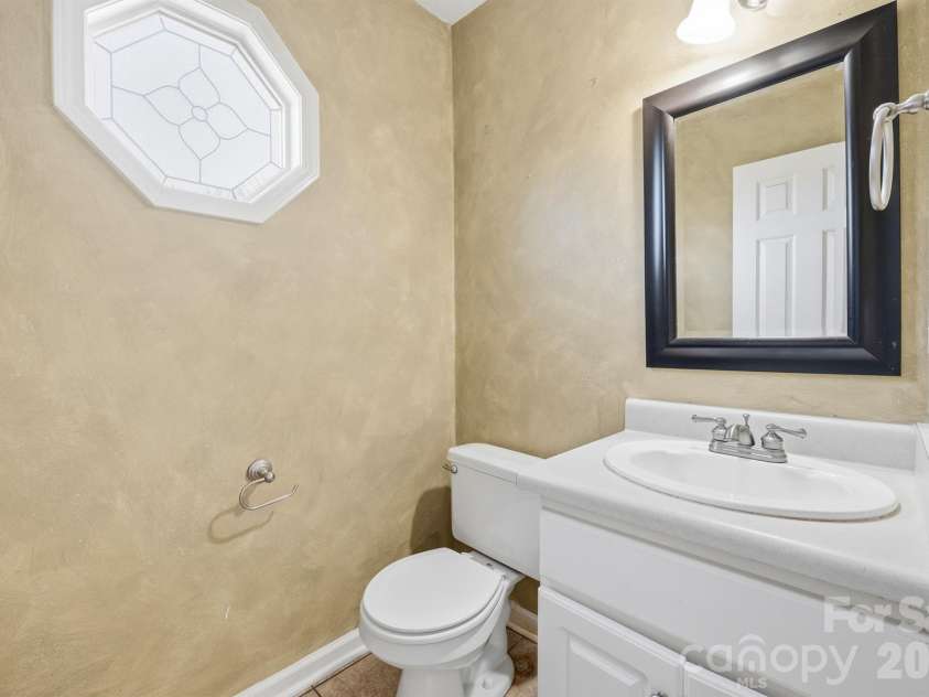5406 Winding Oak Drive, Hickory, NC 28602.  MLS# CAR4360279, YatesRealty ID 48103. Half Bath