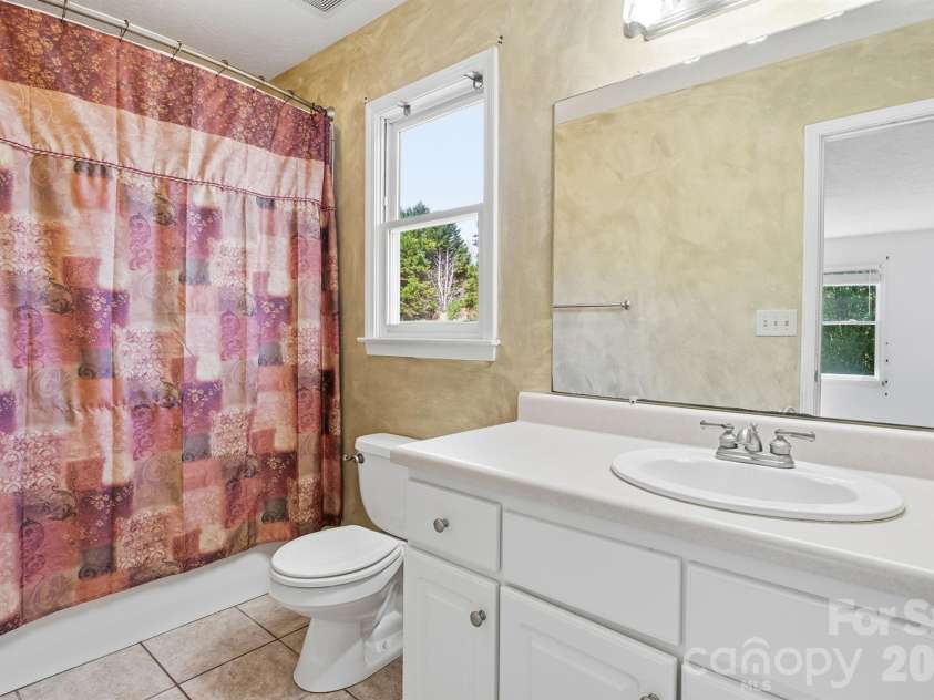 5406 Winding Oak Drive, Hickory, NC 28602.  MLS# CAR4360279, YatesRealty ID 48103. Main bathroom