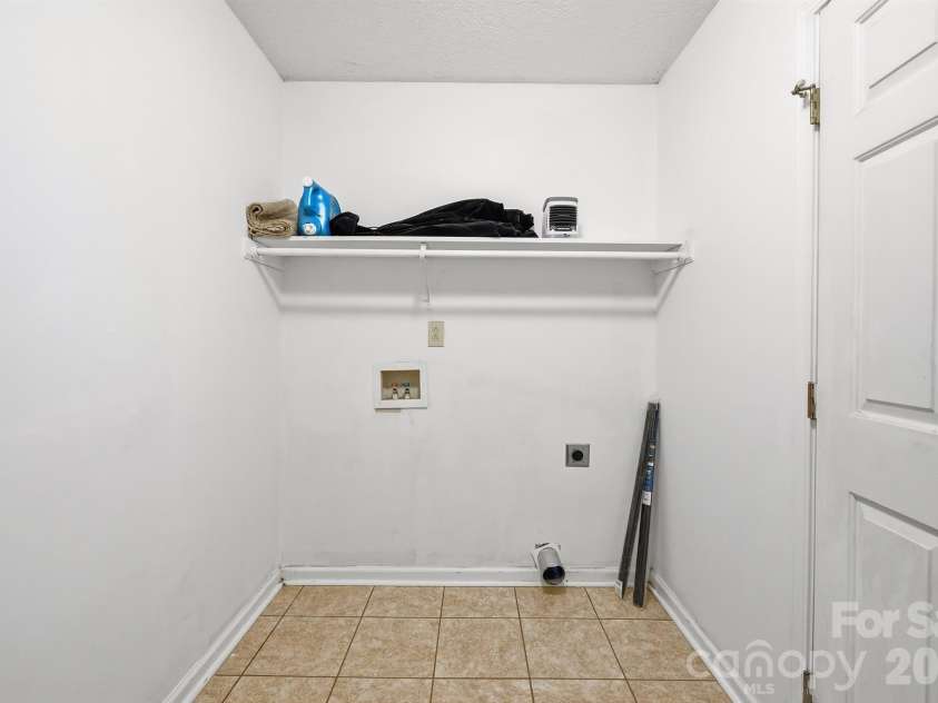 5406 Winding Oak Drive, Hickory, NC 28602.  MLS# CAR4360279, YatesRealty ID 48103. Mud room