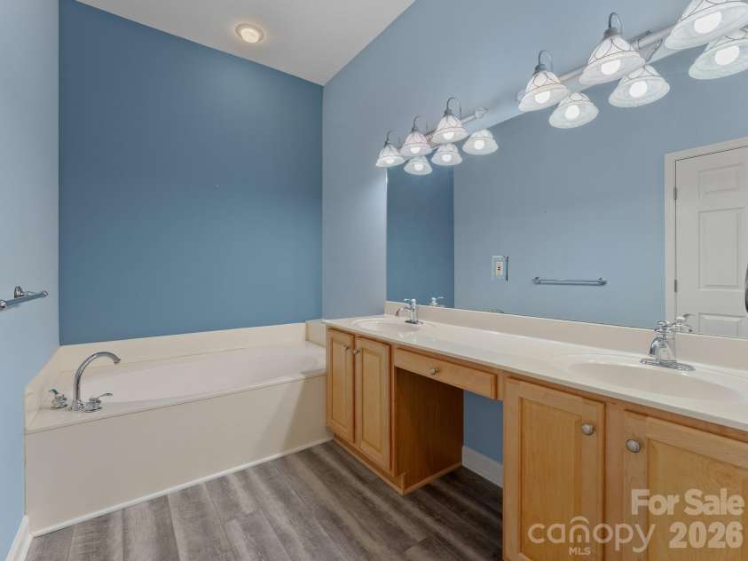 47 Ridgetop Circle, Brevard, NC 28712.  MLS# CAR4414637, YatesRealty ID 48104. Primary Ensuite Bathroom
