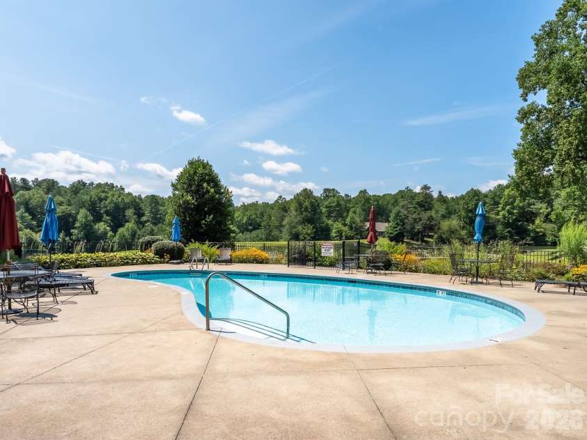 47 Ridgetop Circle, Brevard, NC 28712.  MLS# CAR4414637, YatesRealty ID 48104. Straus Park: Outdoor/In-Ground Pool