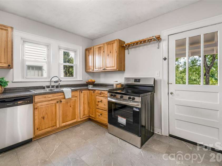 462 Sand Hill Road, Asheville, NC 28806.  MLS# CAR4419518, YatesRealty ID 48105. 