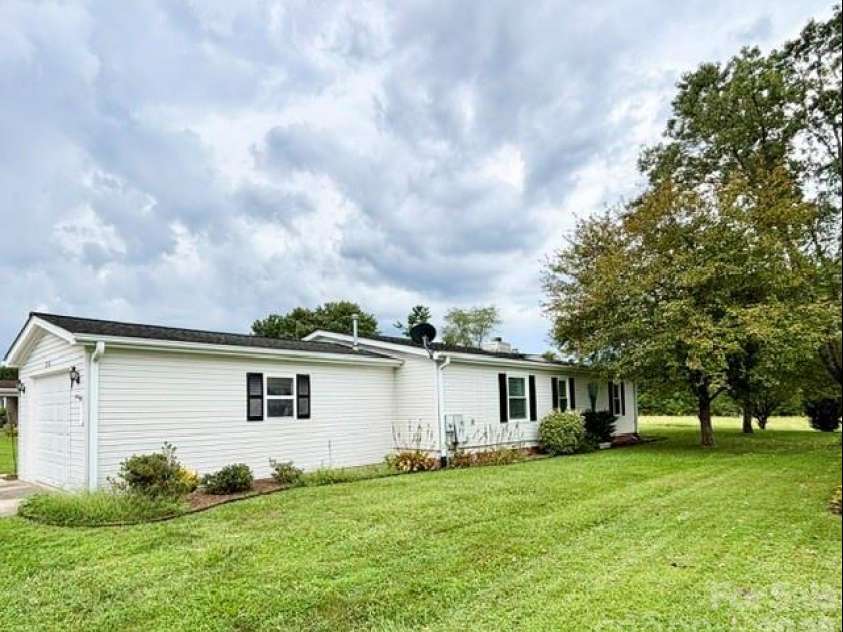 236 Riverwind Drive, Hendersonville, NC 28739.  MLS# CAR4418143, YatesRealty ID 48106. 