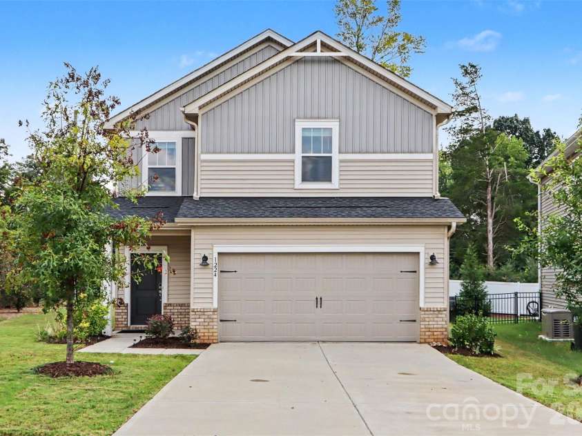 1224 Harland Street, Charlotte, NC 28216.  MLS# CAR4419812, YatesRealty ID 48111. 