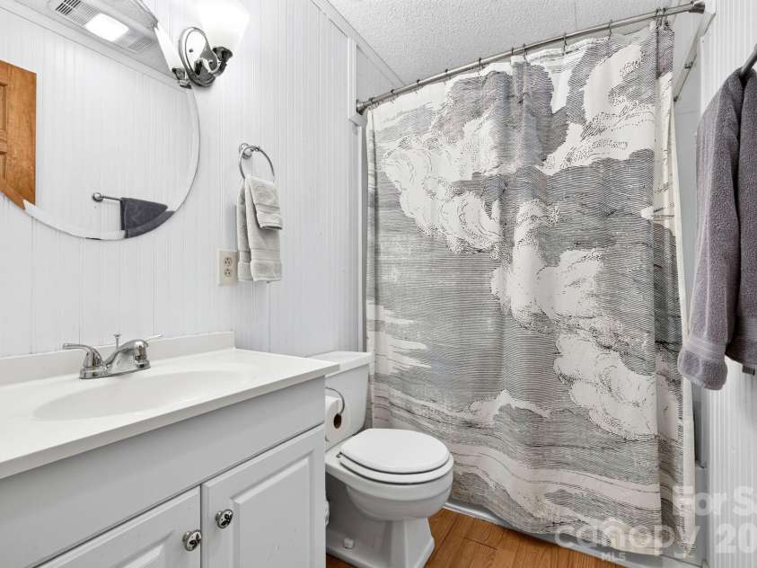 1057 Skyway Drive, Marshall, NC 28753.  MLS# CAR4418857, YatesRealty ID 48112. A full bathroom that's clean and bright