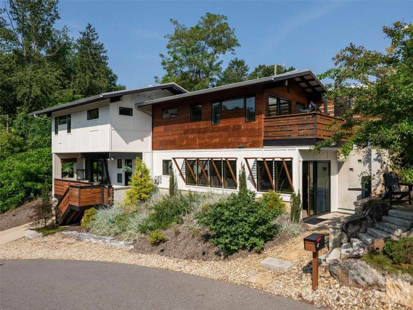 4 Osprey Trail, Asheville, NC 28806.  MLS# CAR4418286, YatesRealty ID 48114. Custom NC Greenbuilt home