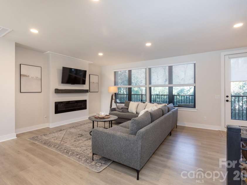 3538 Saker Lane, Charlotte, NC 28211.  MLS# CAR4357840, YatesRealty ID 4812. 