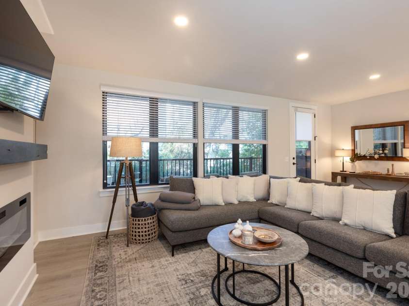 3538 Saker Lane, Charlotte, NC 28211.  MLS# CAR4357840, YatesRealty ID 4812. 