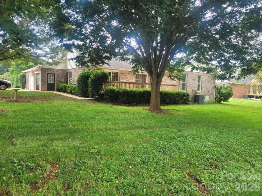 1275 Grady Lane, Hickory, NC 28602.  MLS# CAR4420304, YatesRealty ID 48120. 