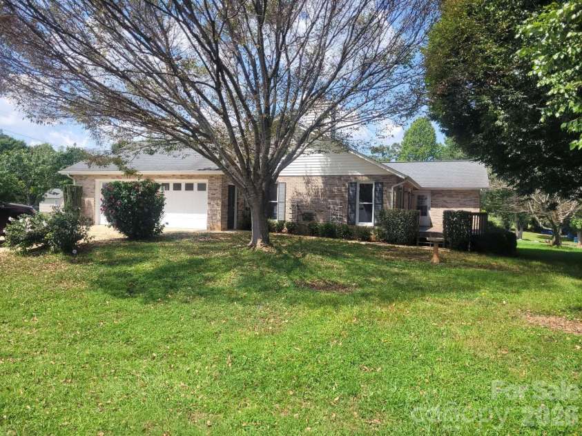 1275 Grady Lane, Hickory, NC 28602.  MLS# CAR4420304, YatesRealty ID 48120. 