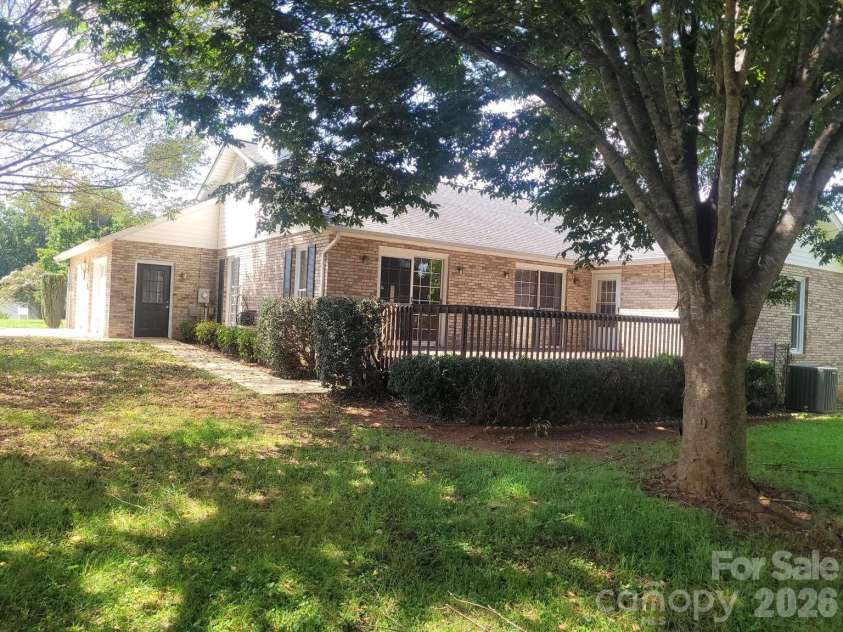 1275 Grady Lane, Hickory, NC 28602.  MLS# CAR4420304, YatesRealty ID 48120. 