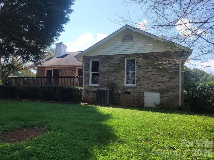 1275 Grady Lane, Hickory, NC 28602.  MLS# CAR4420304, YatesRealty ID 48120. 