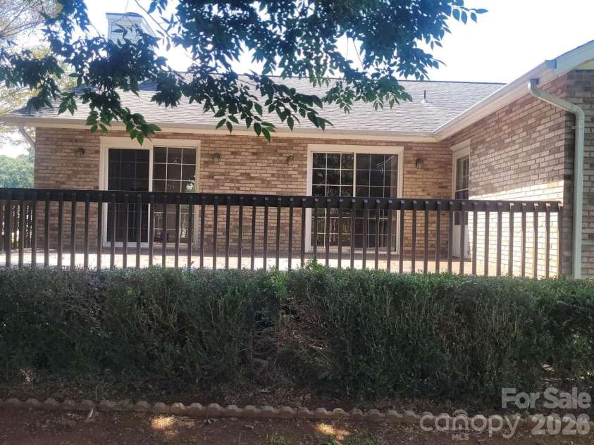 1275 Grady Lane, Hickory, NC 28602.  MLS# CAR4420304, YatesRealty ID 48120. 
