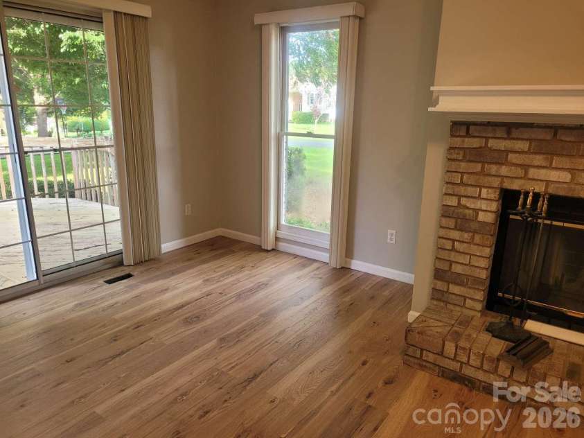 1275 Grady Lane, Hickory, NC 28602.  MLS# CAR4420304, YatesRealty ID 48120. 