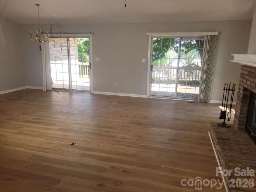1275 Grady Lane, Hickory, NC 28602.  MLS# CAR4420304, YatesRealty ID 48120. 