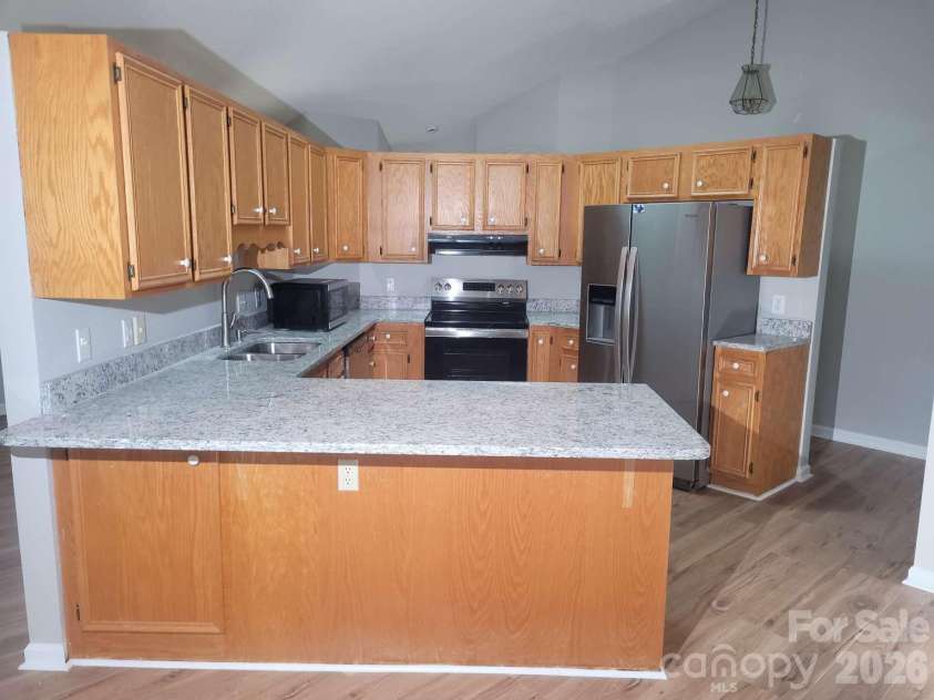 1275 Grady Lane, Hickory, NC 28602.  MLS# CAR4420304, YatesRealty ID 48120. 