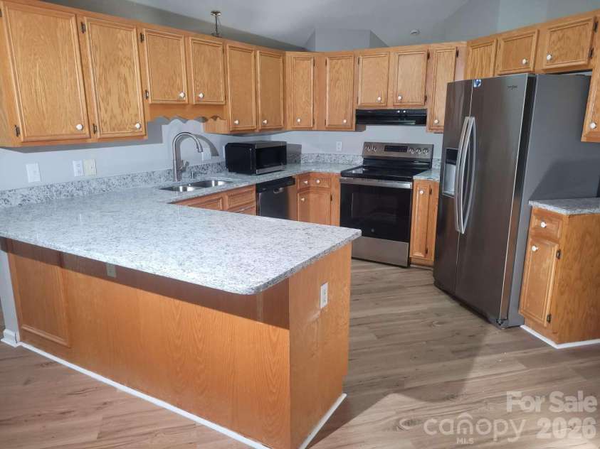 1275 Grady Lane, Hickory, NC 28602.  MLS# CAR4420304, YatesRealty ID 48120. 