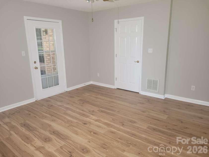 1275 Grady Lane, Hickory, NC 28602.  MLS# CAR4420304, YatesRealty ID 48120. 