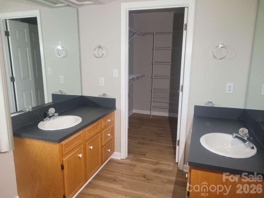 1275 Grady Lane, Hickory, NC 28602.  MLS# CAR4420304, YatesRealty ID 48120. 