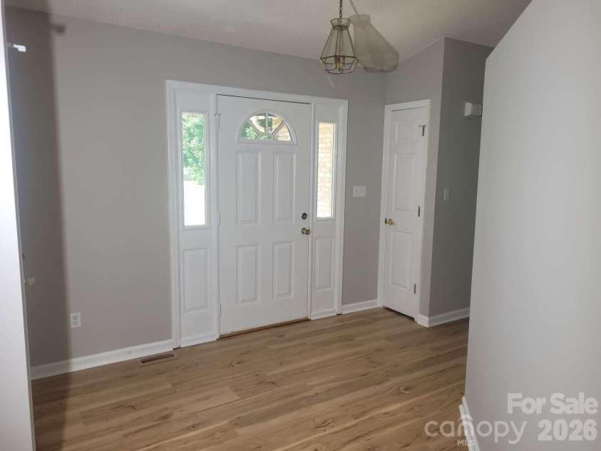 1275 Grady Lane, Hickory, NC 28602.  MLS# CAR4420304, YatesRealty ID 48120. 