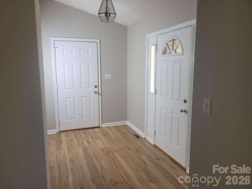 1275 Grady Lane, Hickory, NC 28602.  MLS# CAR4420304, YatesRealty ID 48120. 