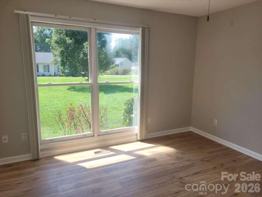 1275 Grady Lane, Hickory, NC 28602.  MLS# CAR4420304, YatesRealty ID 48120. 