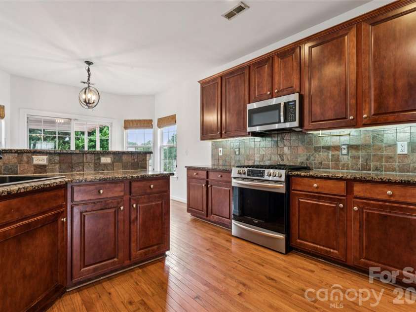 104 Planters Drive, Statesville, NC 28677.  MLS# CAR4419577, YatesRealty ID 48121. Chef's Kitchen