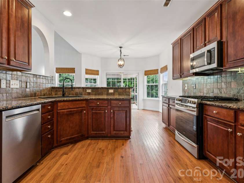 104 Planters Drive, Statesville, NC 28677.  MLS# CAR4419577, YatesRealty ID 48121. Chef's Kitchen