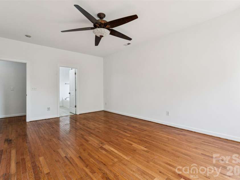 104 Planters Drive, Statesville, NC 28677.  MLS# CAR4419577, YatesRealty ID 48121. Primary on the main floor