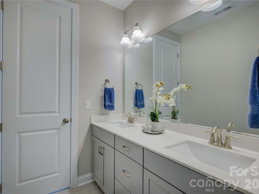 14219 Twin Eagles Lane, Charlotte, NC 28278.  MLS# CAR4418745, YatesRealty ID 48122. 